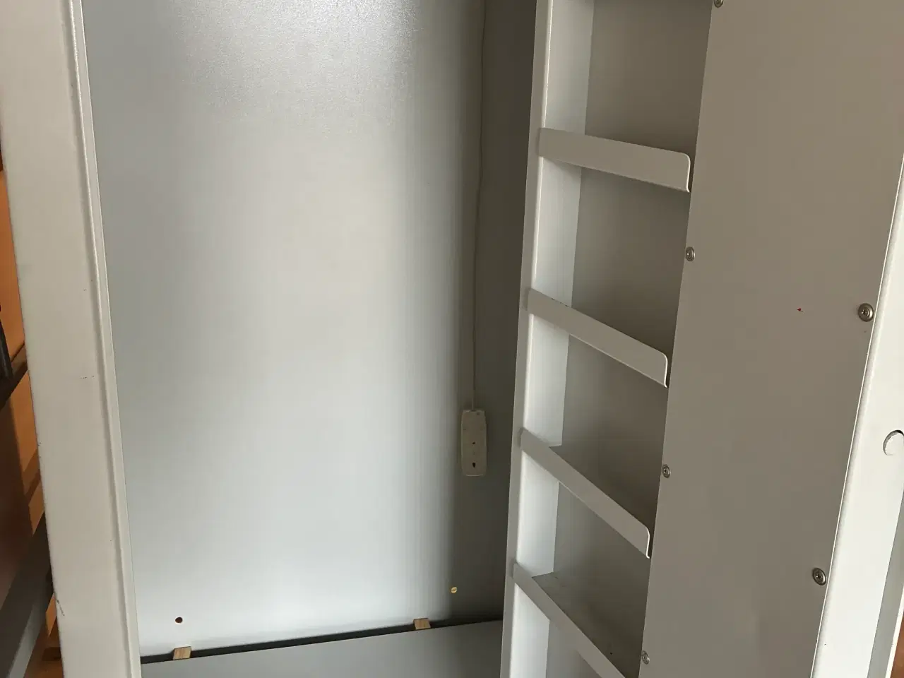 Billede 2 - Stort Våbenskab