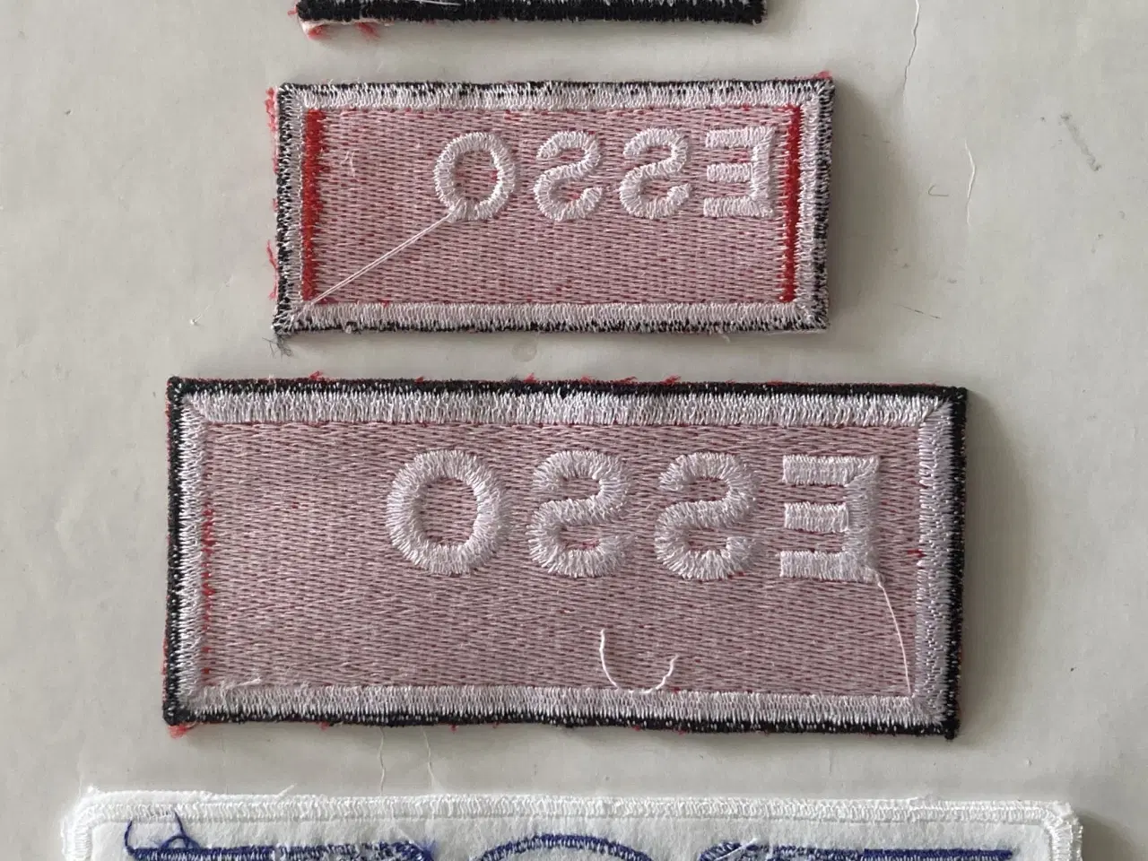 Billede 2 - Uniform / Kasket mærker 4 stk. fra ESSO.