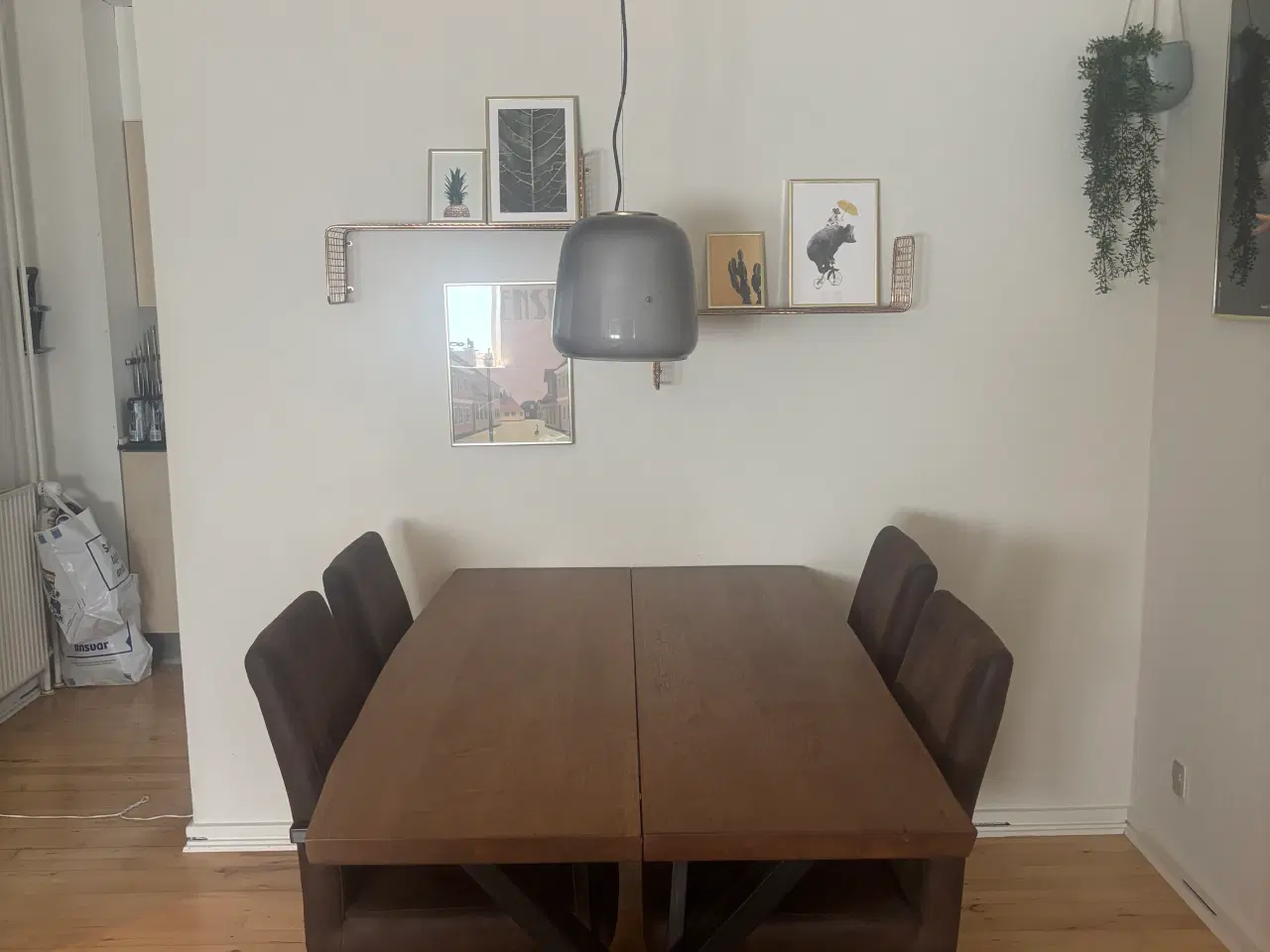 Billede 3 - Spisebord i massivt egetræ + Evedal lampe