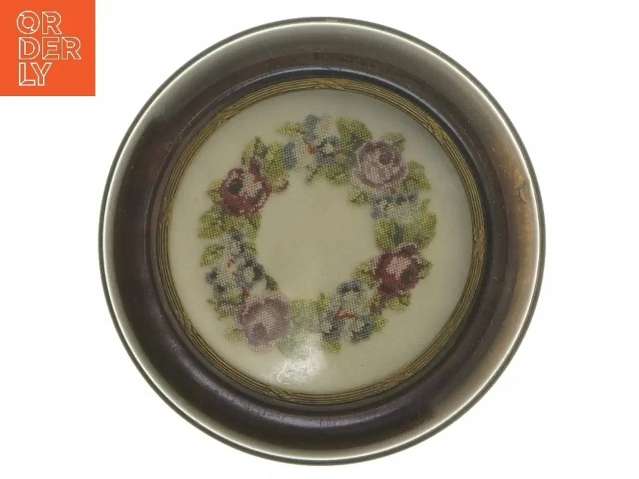 Billede 1 - Fin rund vintage trææske med håndbroderet korssting (str. Ø 10,5x4 cm)