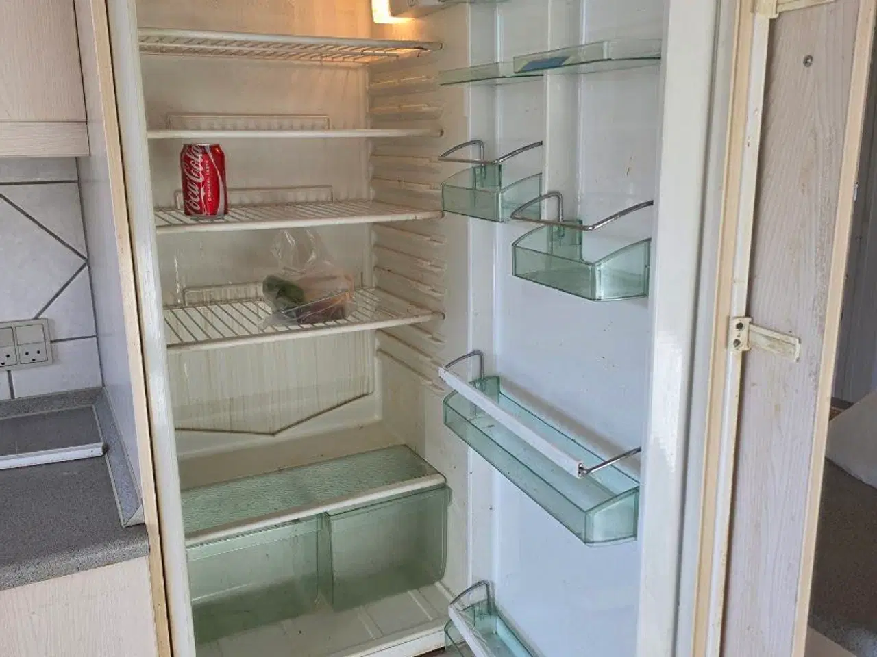 Billede 1 - Integrerbart køleskab gives væk