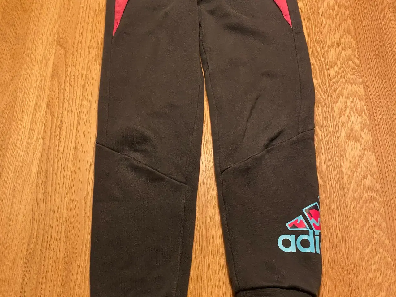 Billede 2 - Adidas bukser str. 128 mm