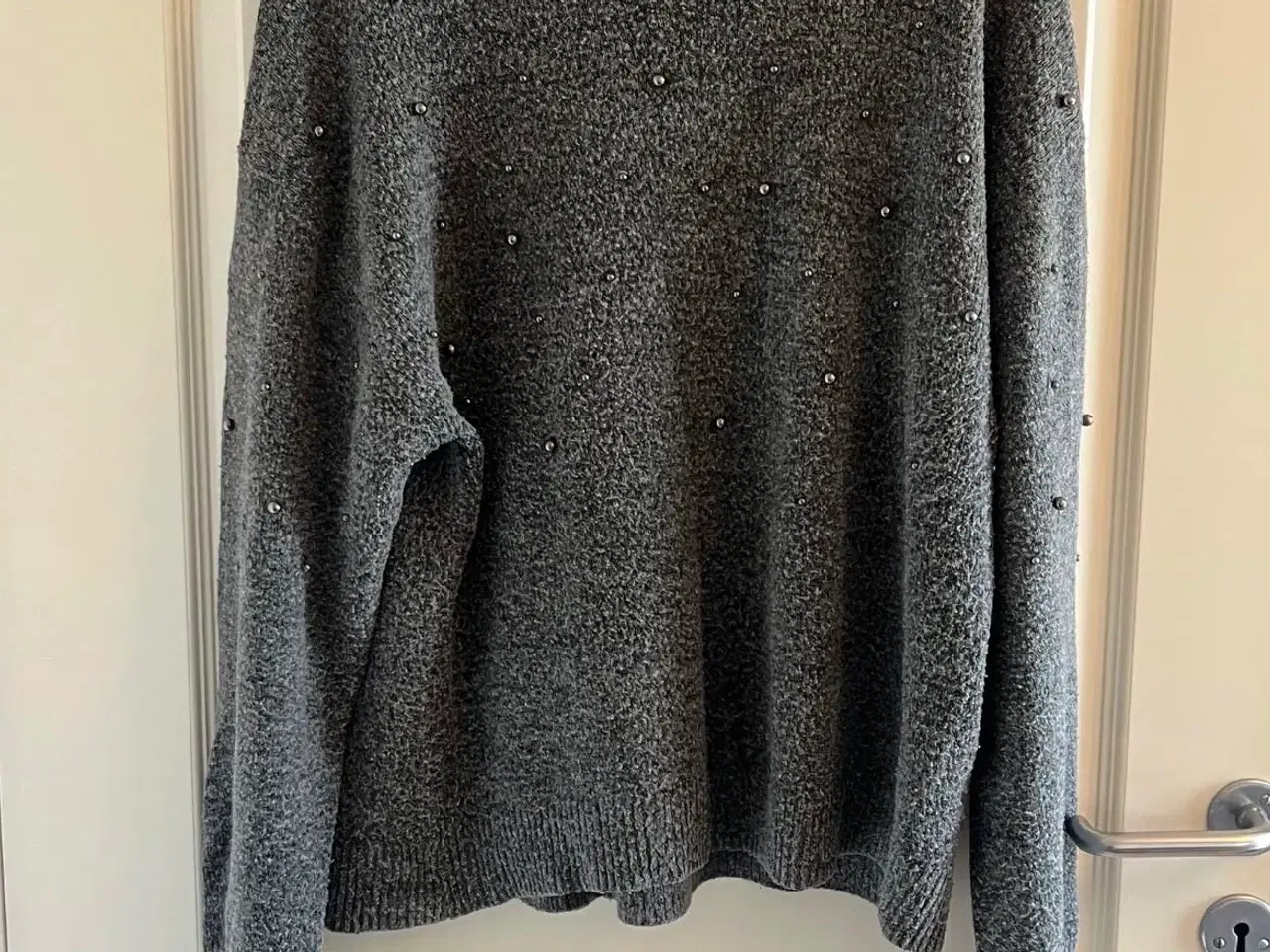 Billede 1 - Grå sweater med perler fra H&M
