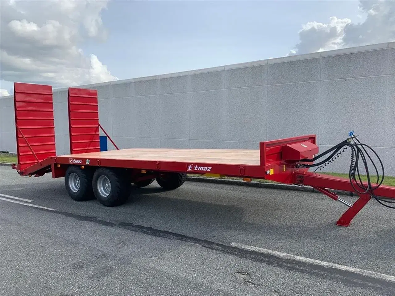 Billede 3 - Tinaz 12 tons maskintrailer med hydrauliske bredde ramper