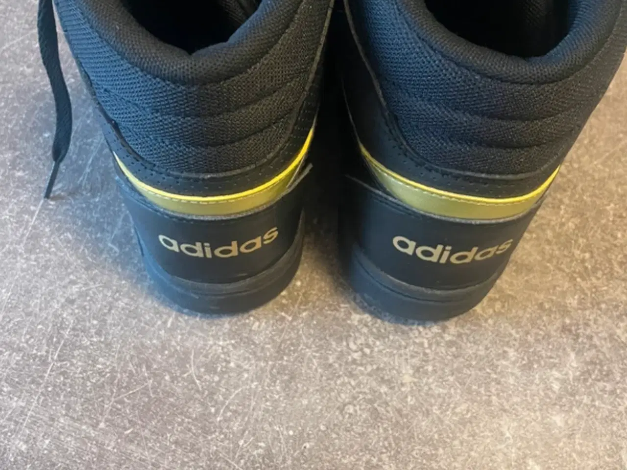 Billede 2 - Adidas sko i sort og guld
