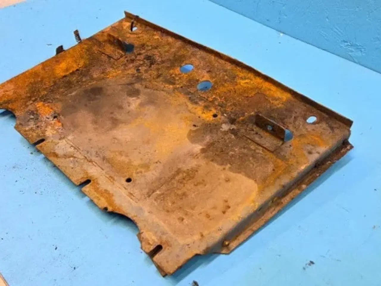 Billede 11 - Massey Ferguson 3085 Batteriholder 3387030M95