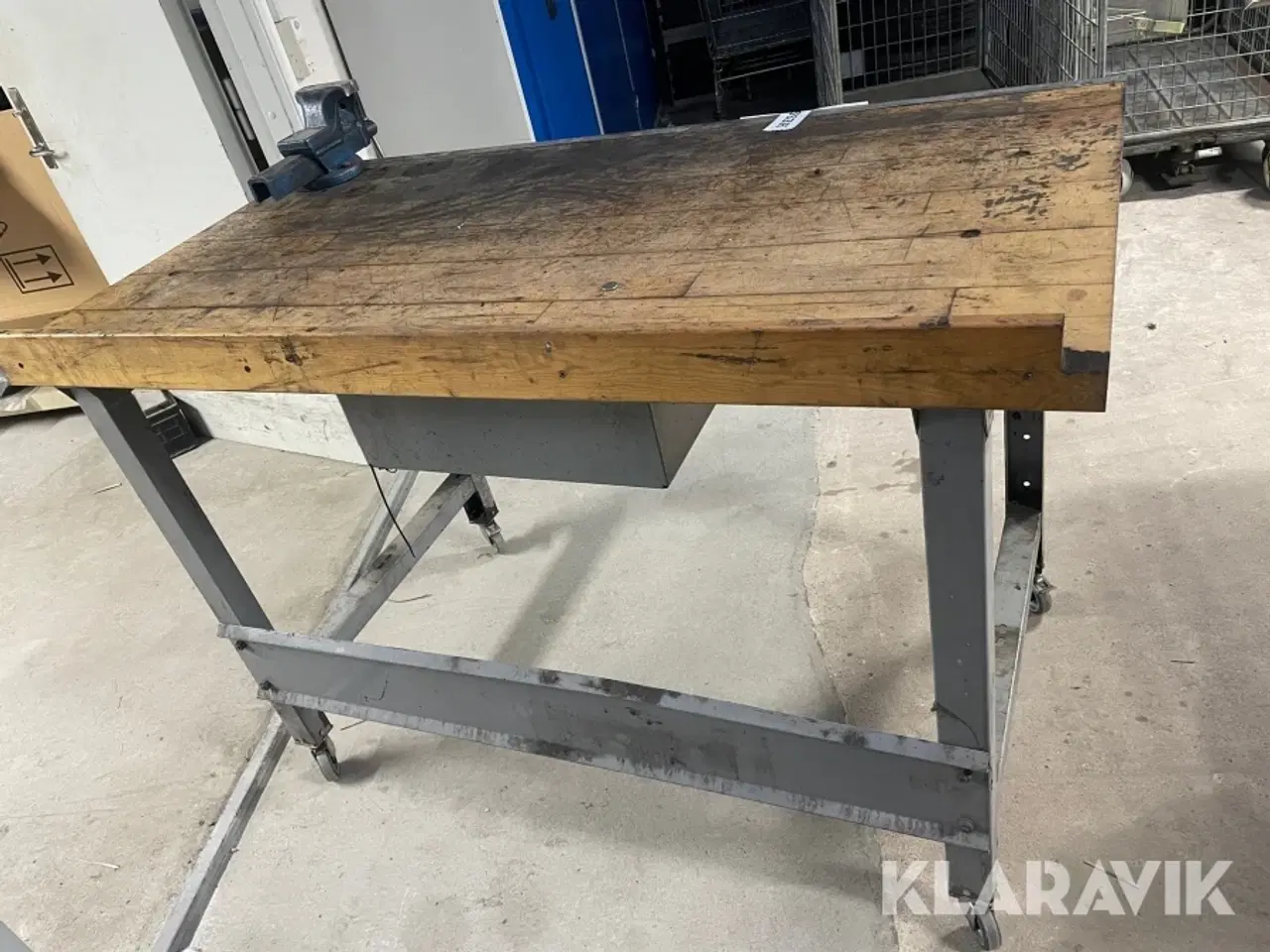Billede 4 - Arbejdsbord på hjul med skruestik