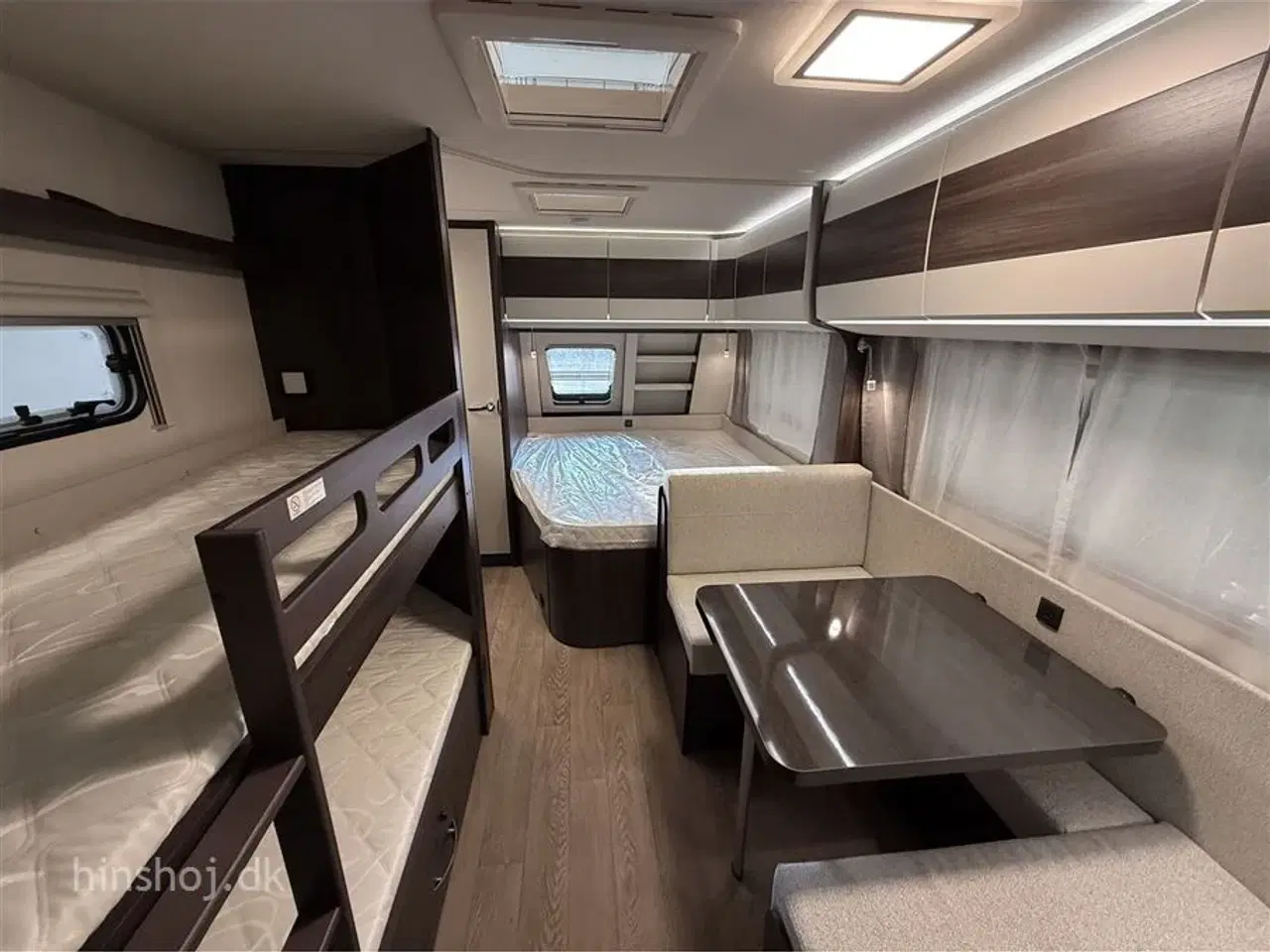 Billede 16 - 2026 - Hobby Prestige 720 UKFe   Hobby 720 UKFe med køjer og fransk dobbeltseng fra Hinshøj Caravan