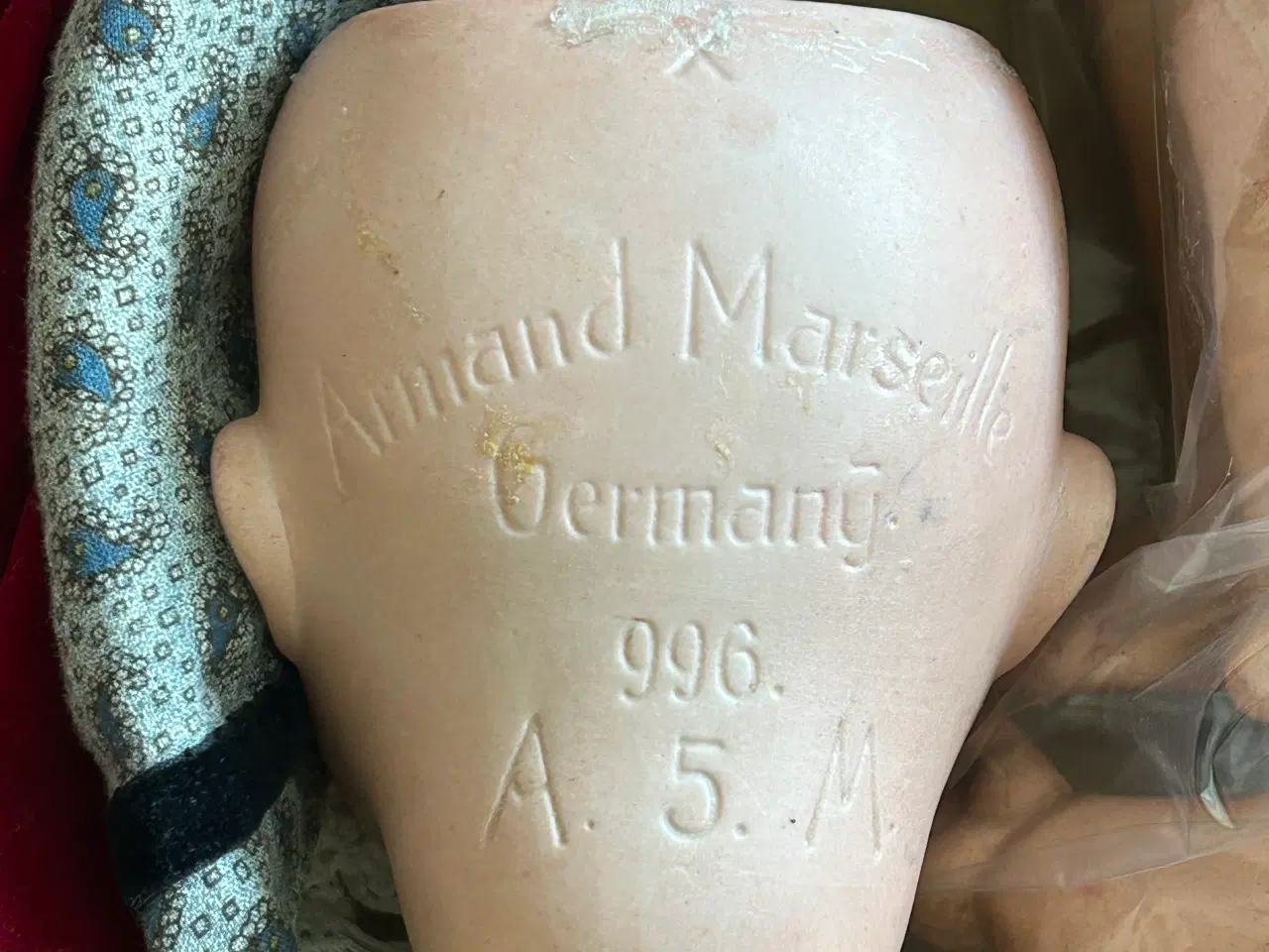 Billede 1 - porcelænsdukke med tøj