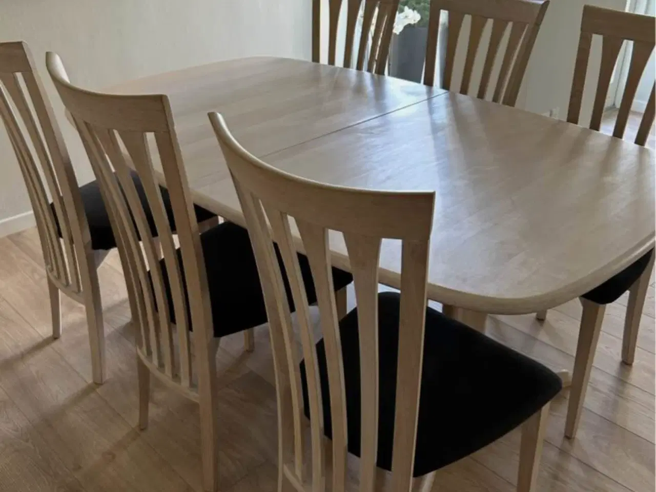 Billede 2 - Spisebord med 6 stole