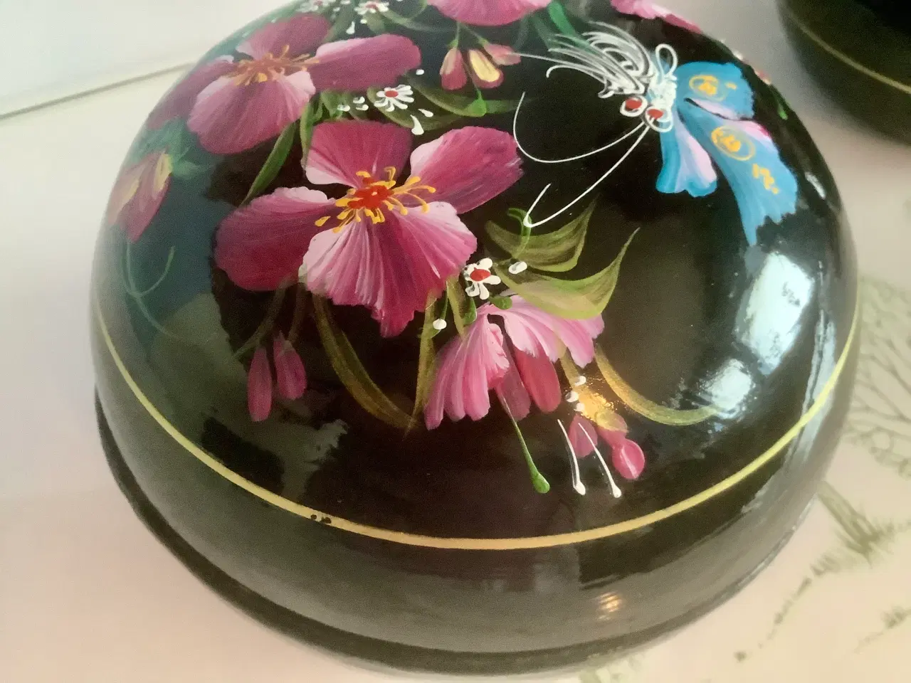 Billede 5 - Smukt lakskrin med håndmalet blomster.