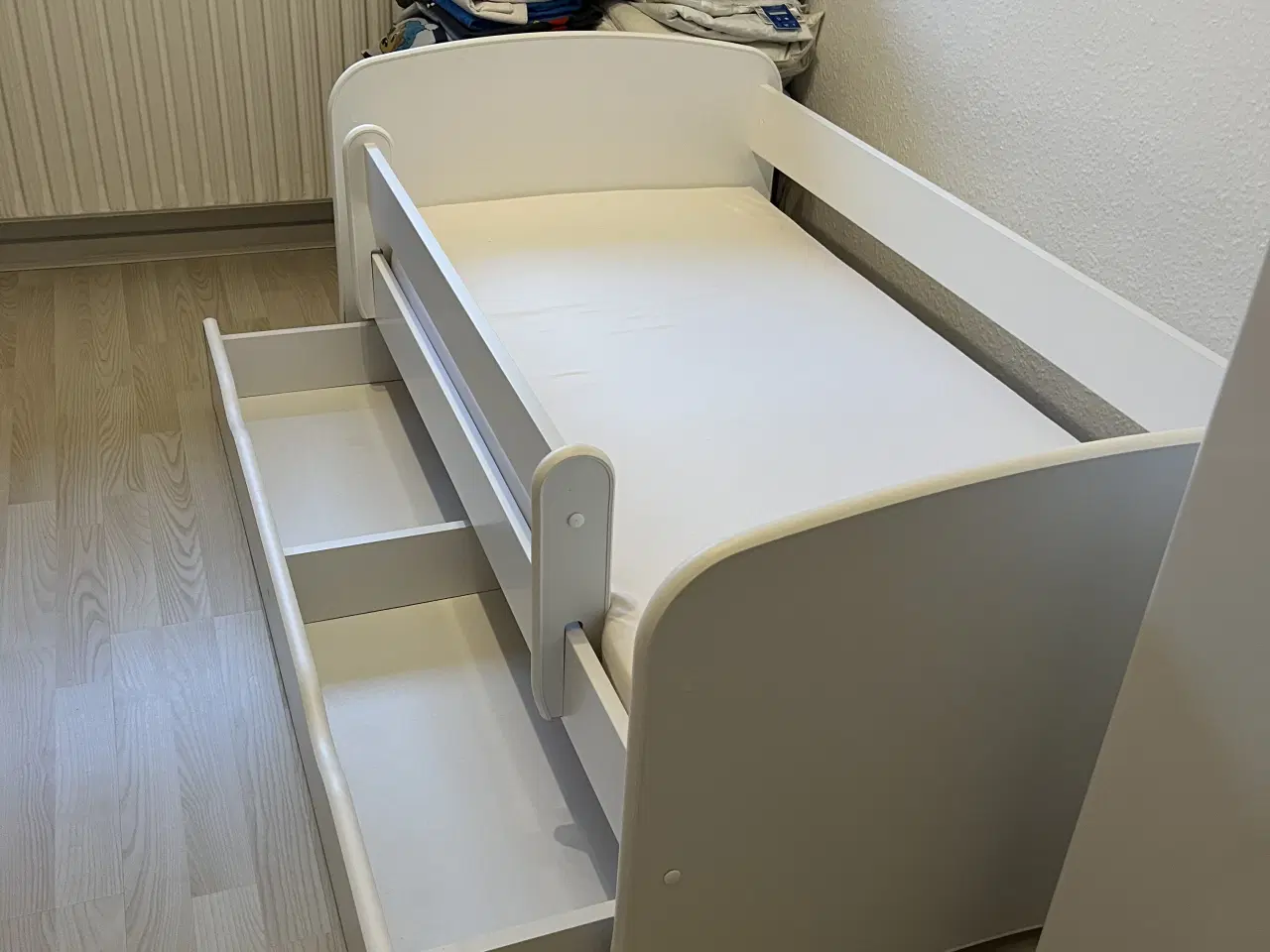 Billede 3 - Juniorseng med tilbehør