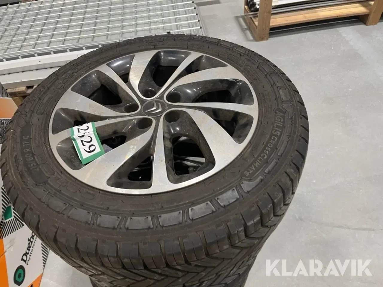 Billede 2 - Helårsdæk med fælg Michelin 215/60R17 4 styk