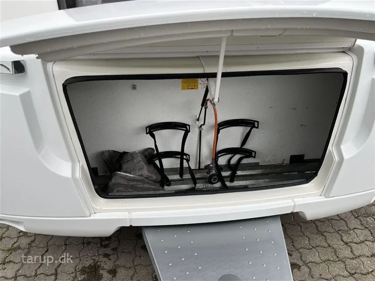 Billede 6 - 2017 - Adria Adora 593 UP   Fortelt: Ventura D300, mover, fritstående dobbeltseng m/ elev., panoramavindue, rundsiddegruppe, el-gulv-varme, stort køleskab m/ fryser