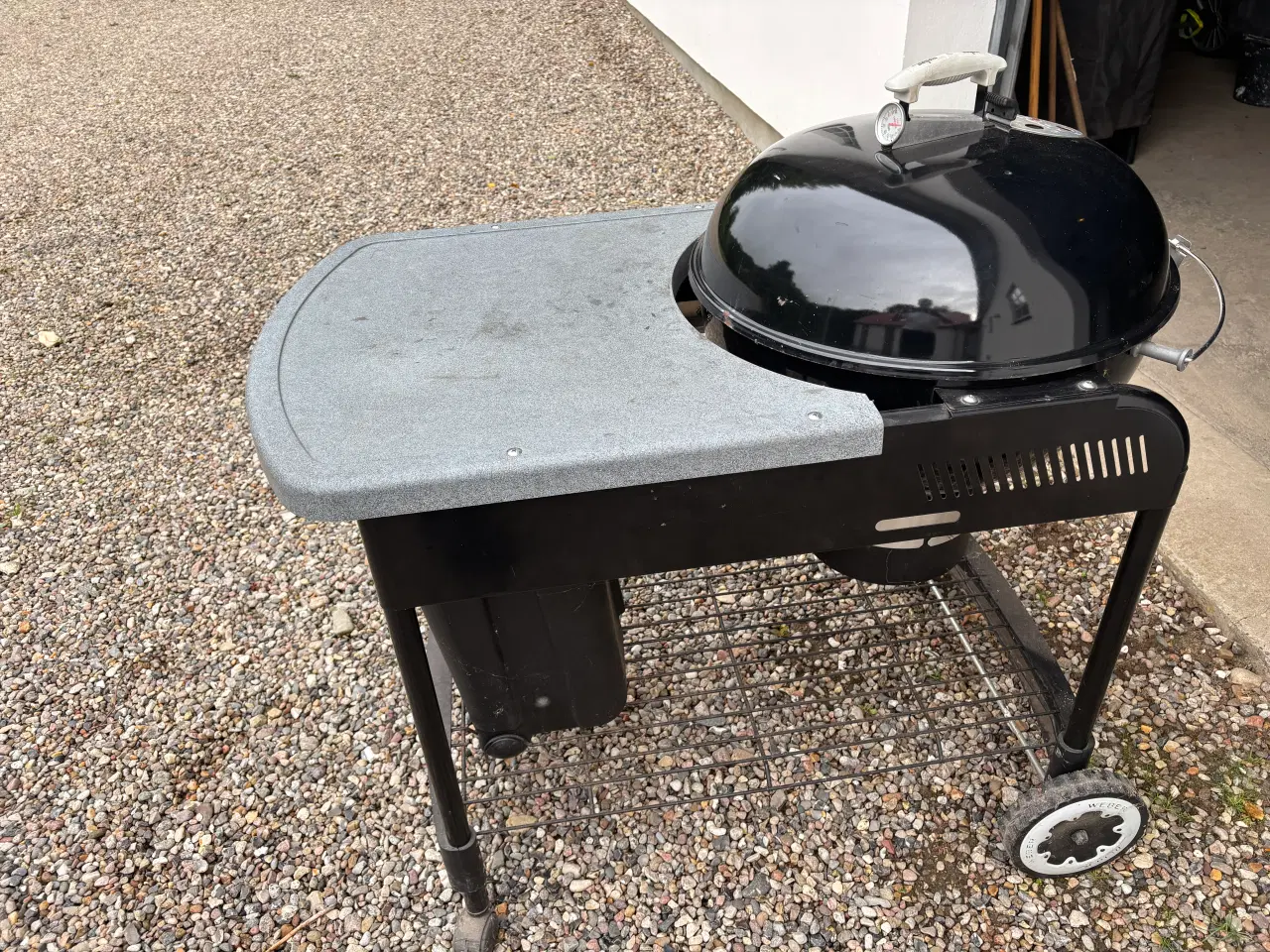 Billede 2 - Weber kuglegrill med bord og dækken