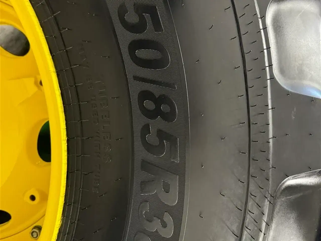 Billede 19 - John Deere 8530 Autopower Monteret med luft, frontlift og står på nye dæk.