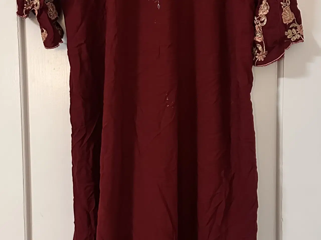 Billede 1 - Smuk bordeaux kjole m broderi 