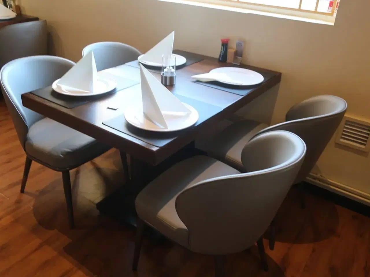 Billede 3 - 4 borde og 16 nye stole
