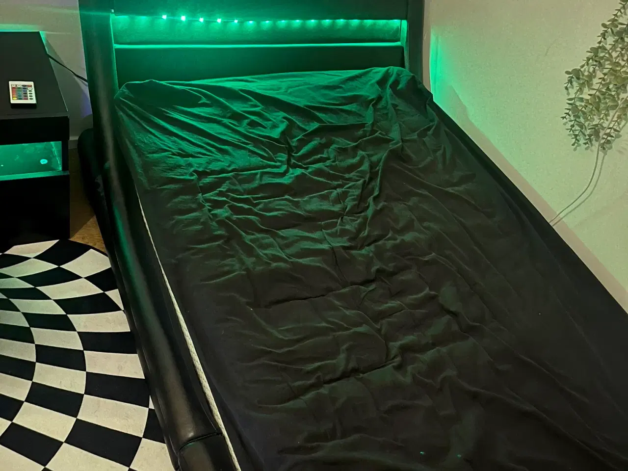 Billede 2 - Seng 90x200 cm i kunstlæder med LED lys