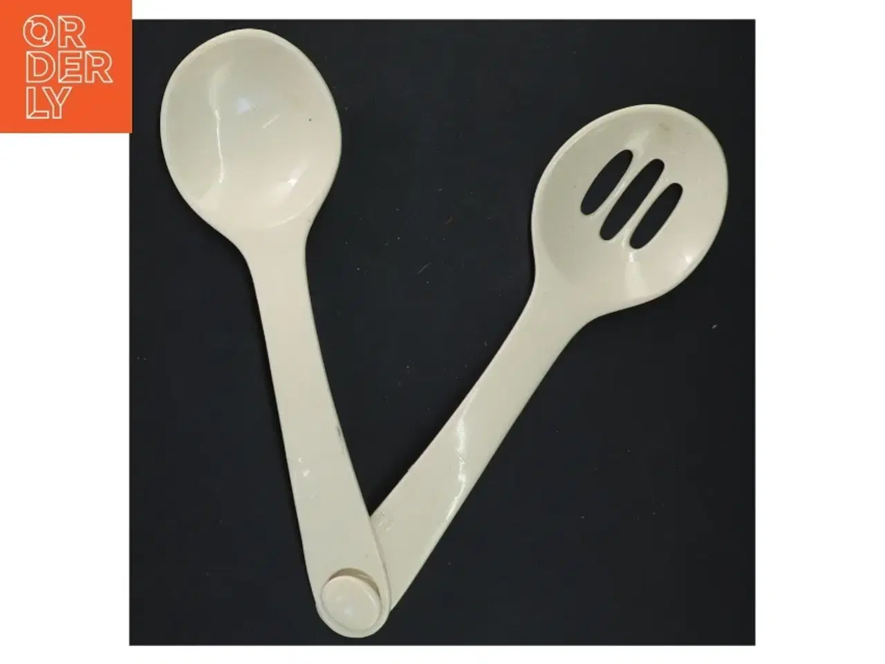 Billede 6 - Plastik serveringssæt med ske og hulske (str. 24x7 cm)