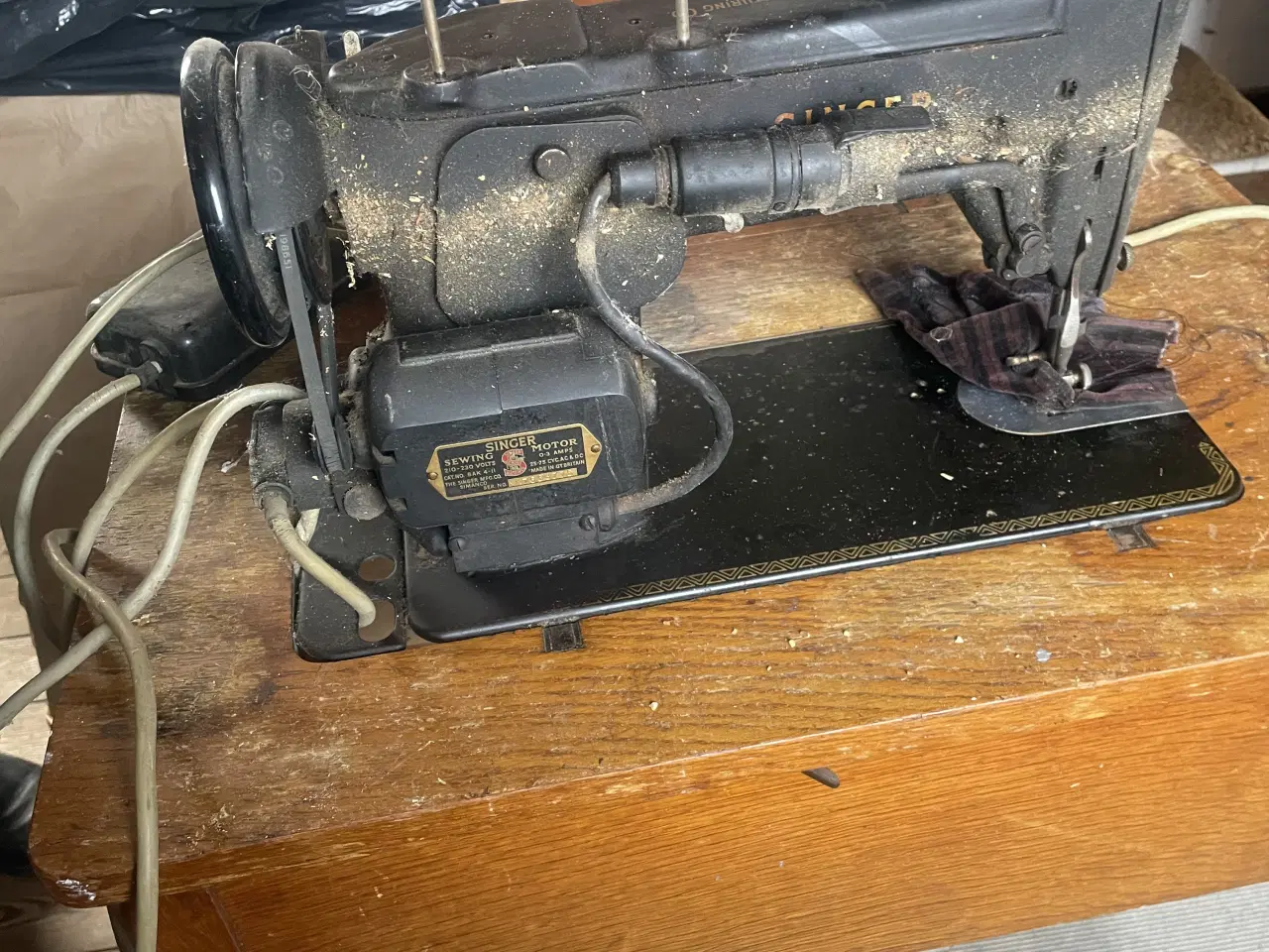 Billede 4 - Singer symaskine med bord