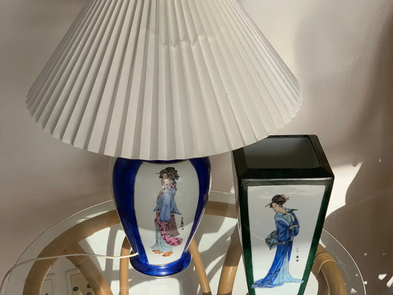 Billede 1 - Håndmalet bordlampe med hvid Le Klint skærm / vase