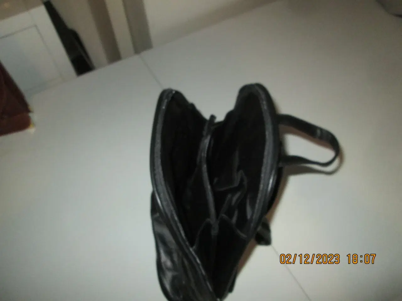 Billede 1 - RYG/SKULDERTASKE. 