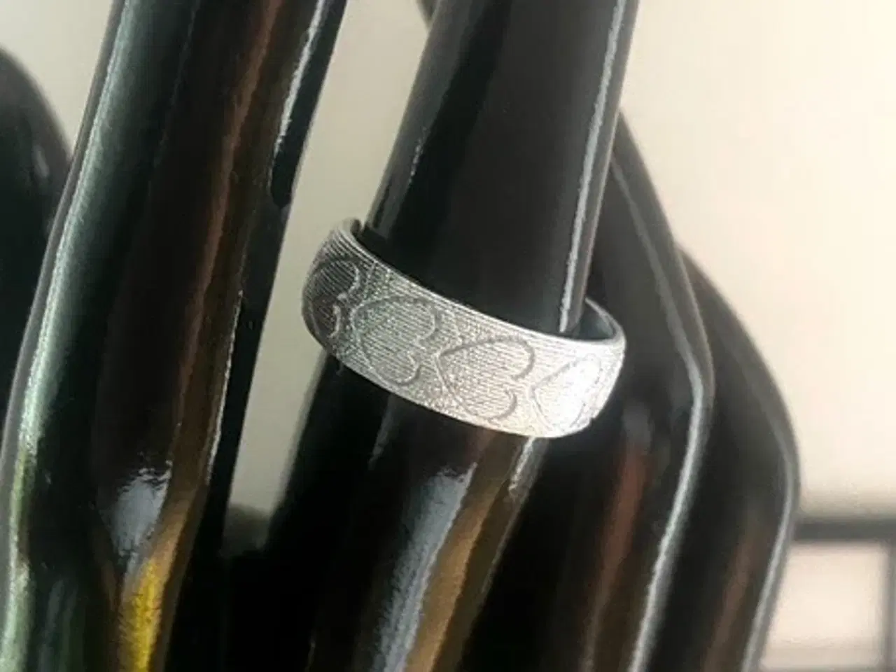 Billede 1 - * Sterlingsølv; Lækker fingerring med masser hjert