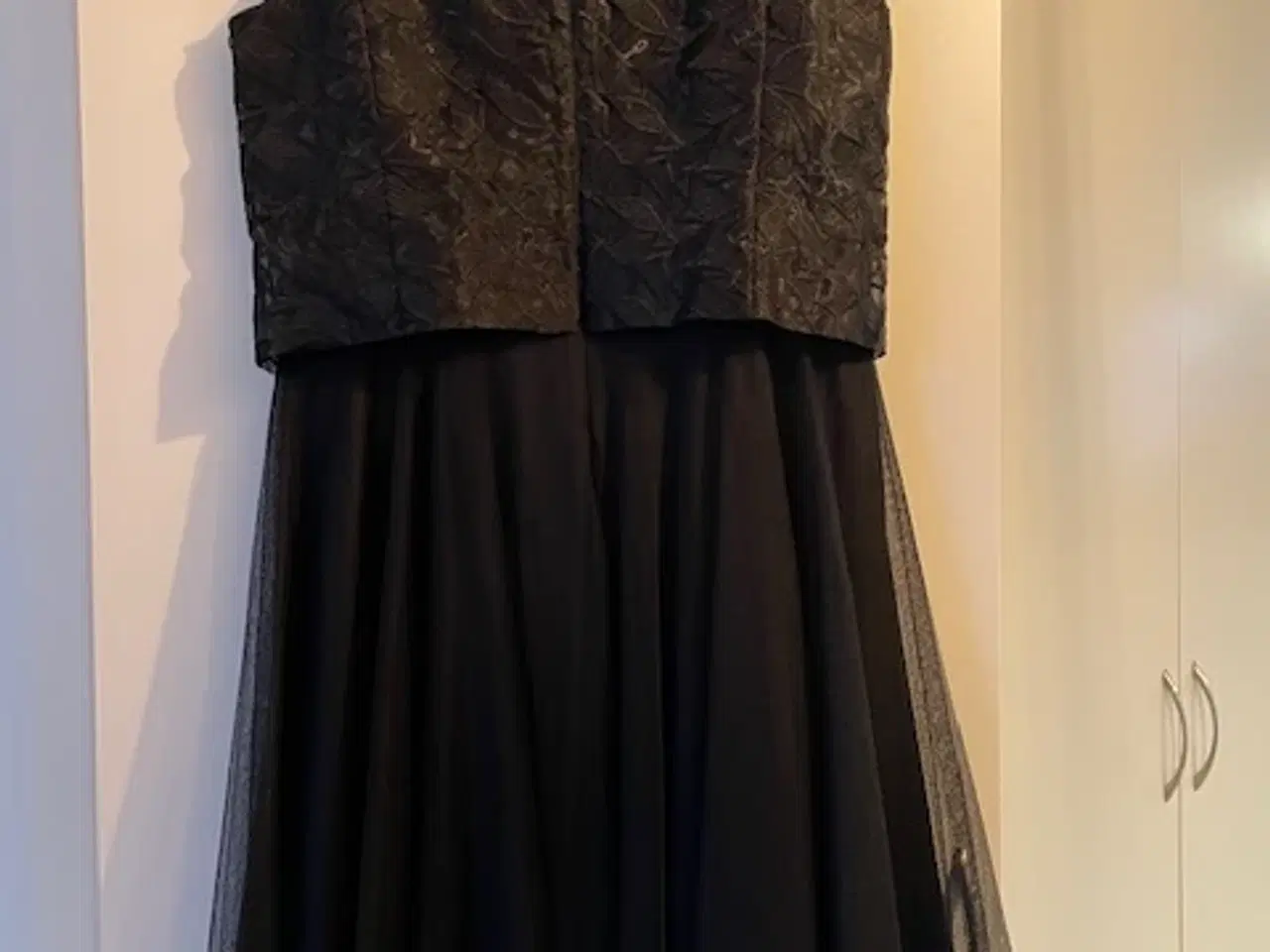 Billede 2 - Sort kjole med tylskørt fra Esprit.