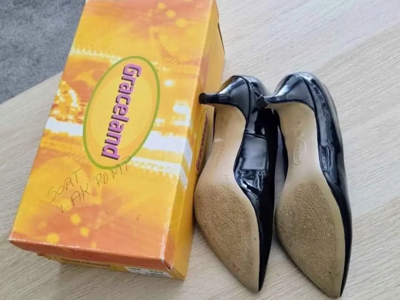 Billede 5 - Flotte sorte lak pumps fra Graceland str 36