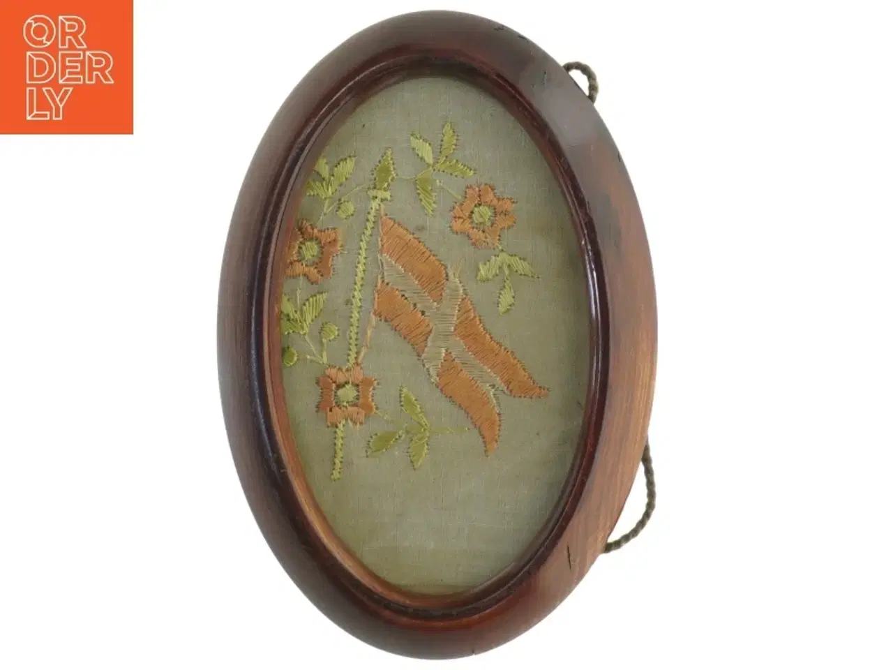 Billede 1 - Broderet Dannebrog billede (str. 16,5 x 11,5 cm)