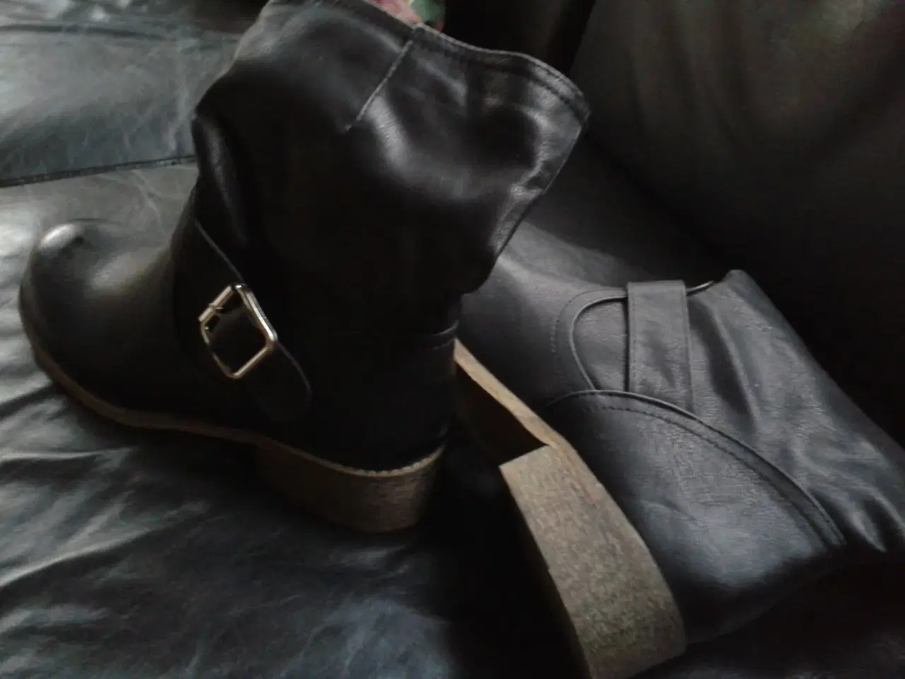 Billede 2 - Sort  Ankelstøvle i læder 