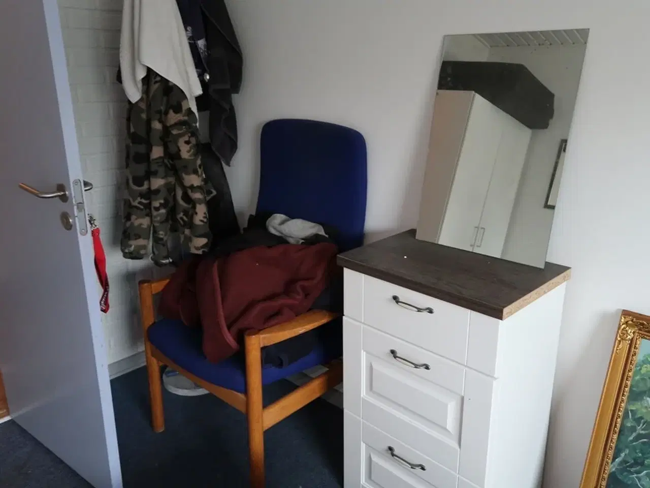 Billede 5 - Rum med indhold bl.a. seng, div. Skabe, maleri, vægure m.m.