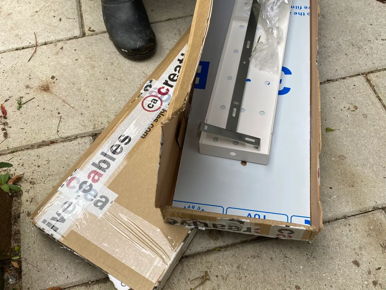 Billede 1 - Loftrosette hvide 2 stk hver m. 3 huller