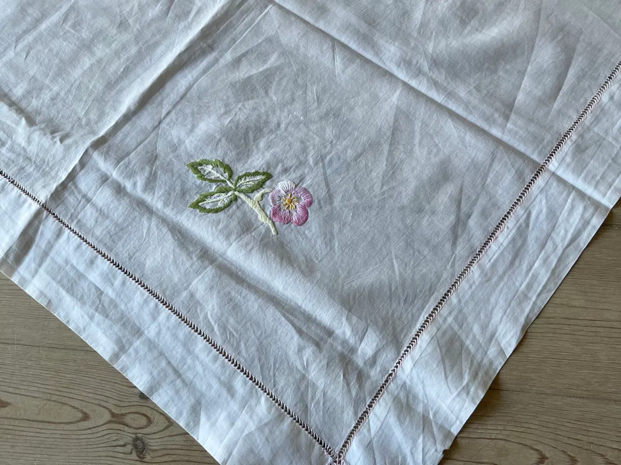 Billede 3 - Dug med broderi