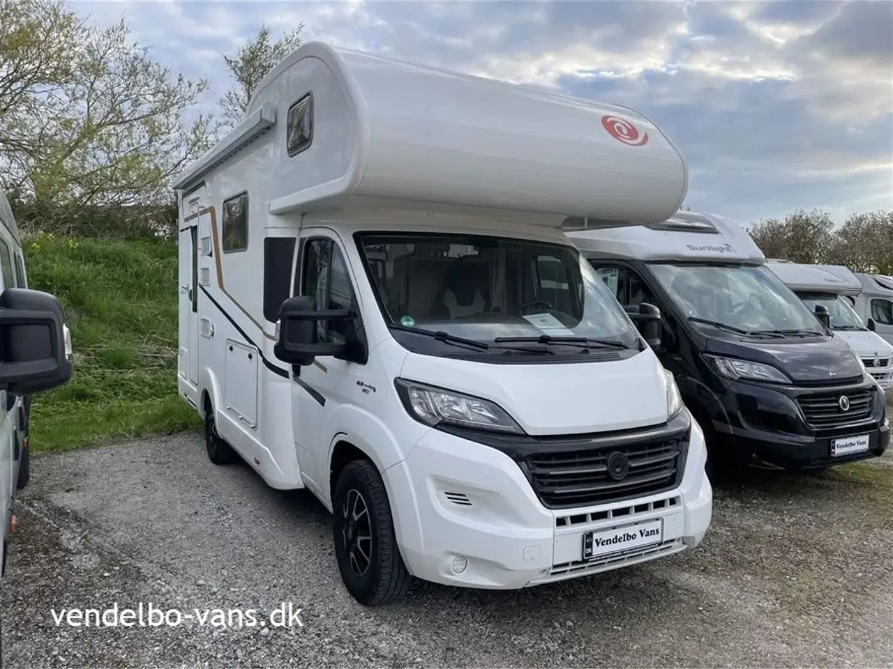 Billede 1 - 2017 - Euramobil Activa One 630 LS   Familievogn med 6 S. selepladser - Dobbeltbund