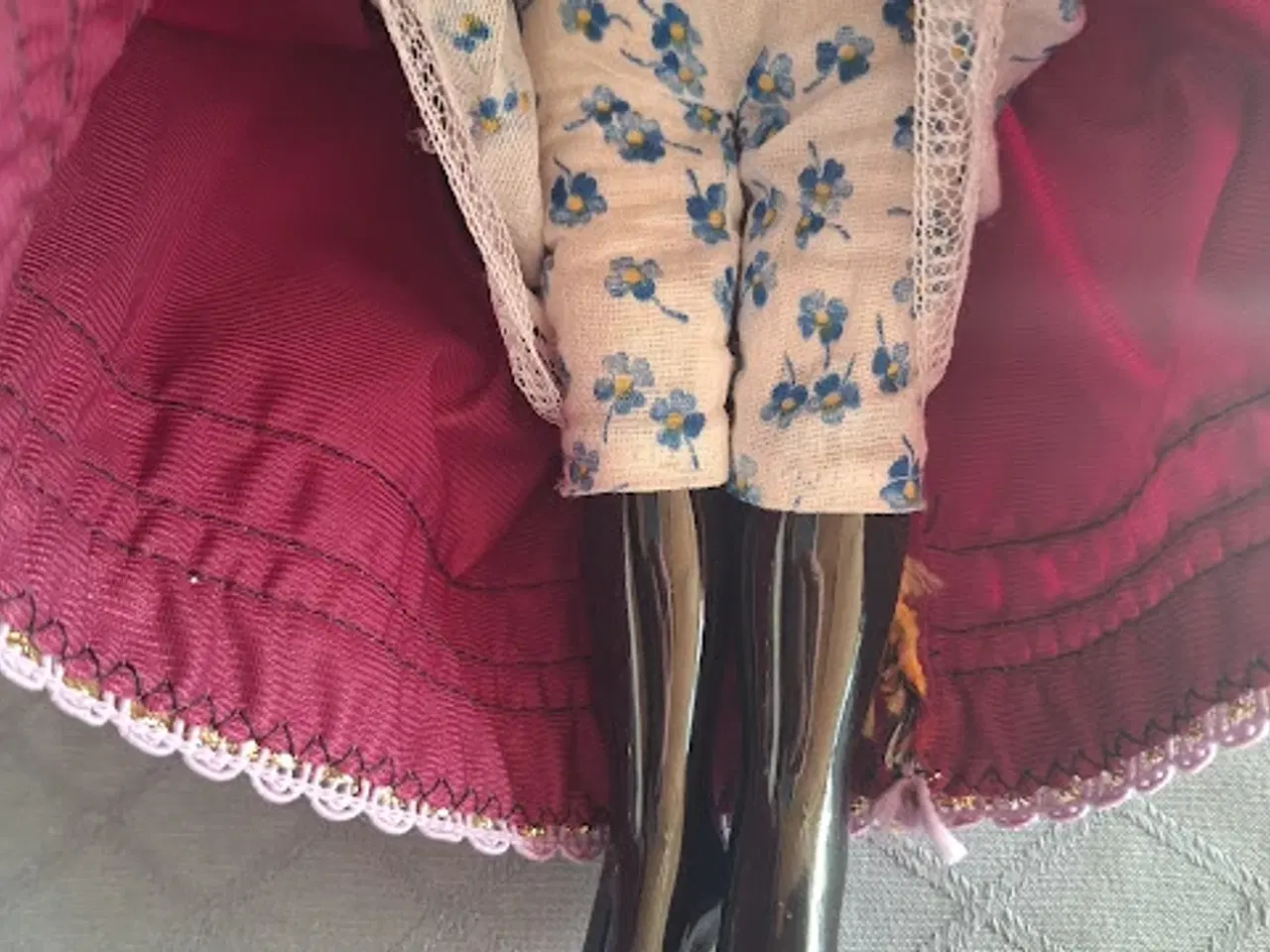 Billede 5 - Flot Russisk porcelænsdukke - Sender gerne