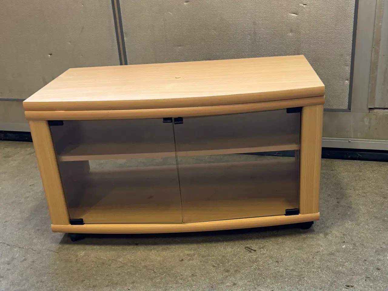 Billede 1 - TVbord med glaslåger