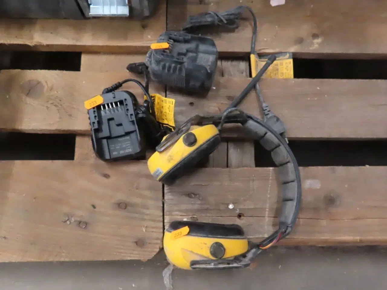 Billede 1 - 2 stk. 22v ladere samt høreværn DEWALT