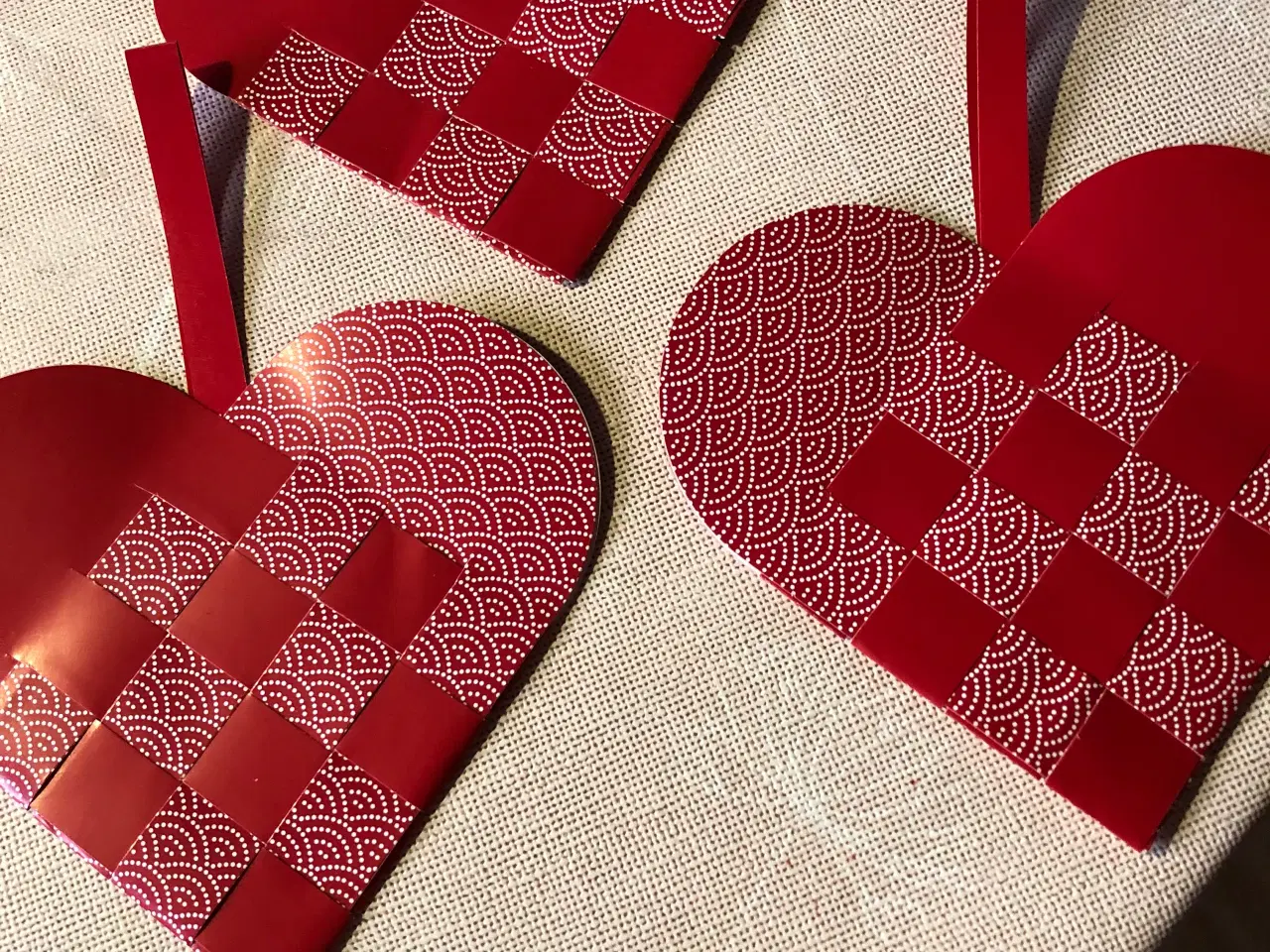 Billede 1 - Nye håndflettede julehjerter