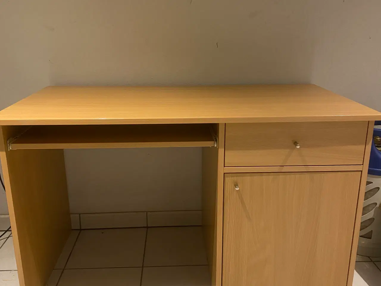 Billede 1 - Skrivebord med skuffe, skab og tastatur-udtræk.