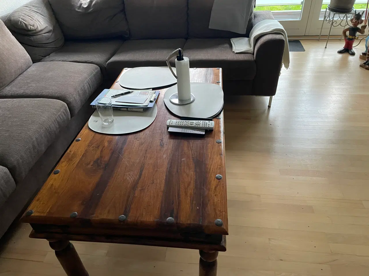 Billede 2 - Solidt sofabord i mørkt træ