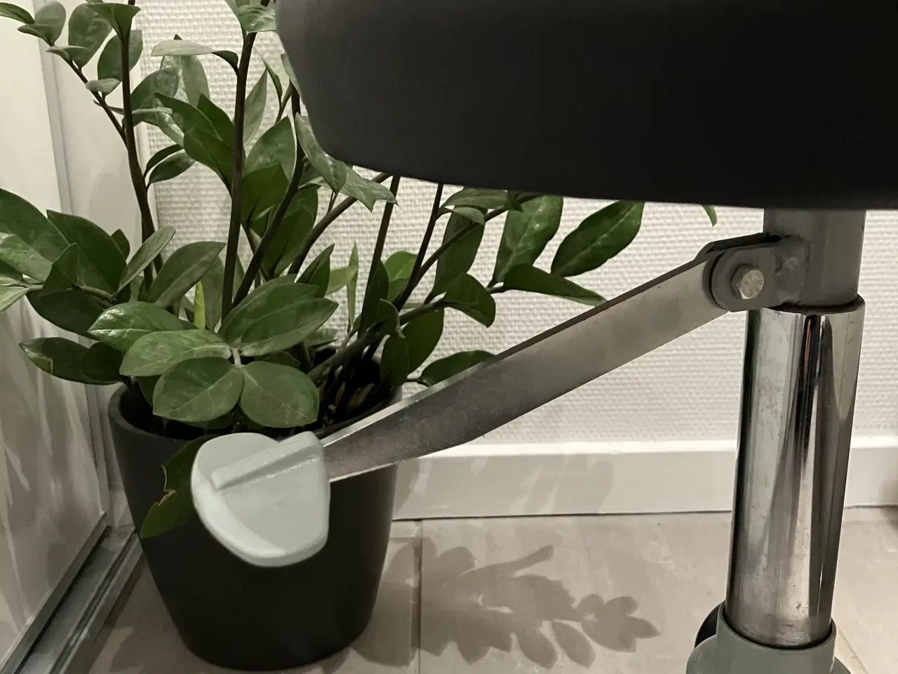 Billede 1 - Taburet med hjul og pumpe