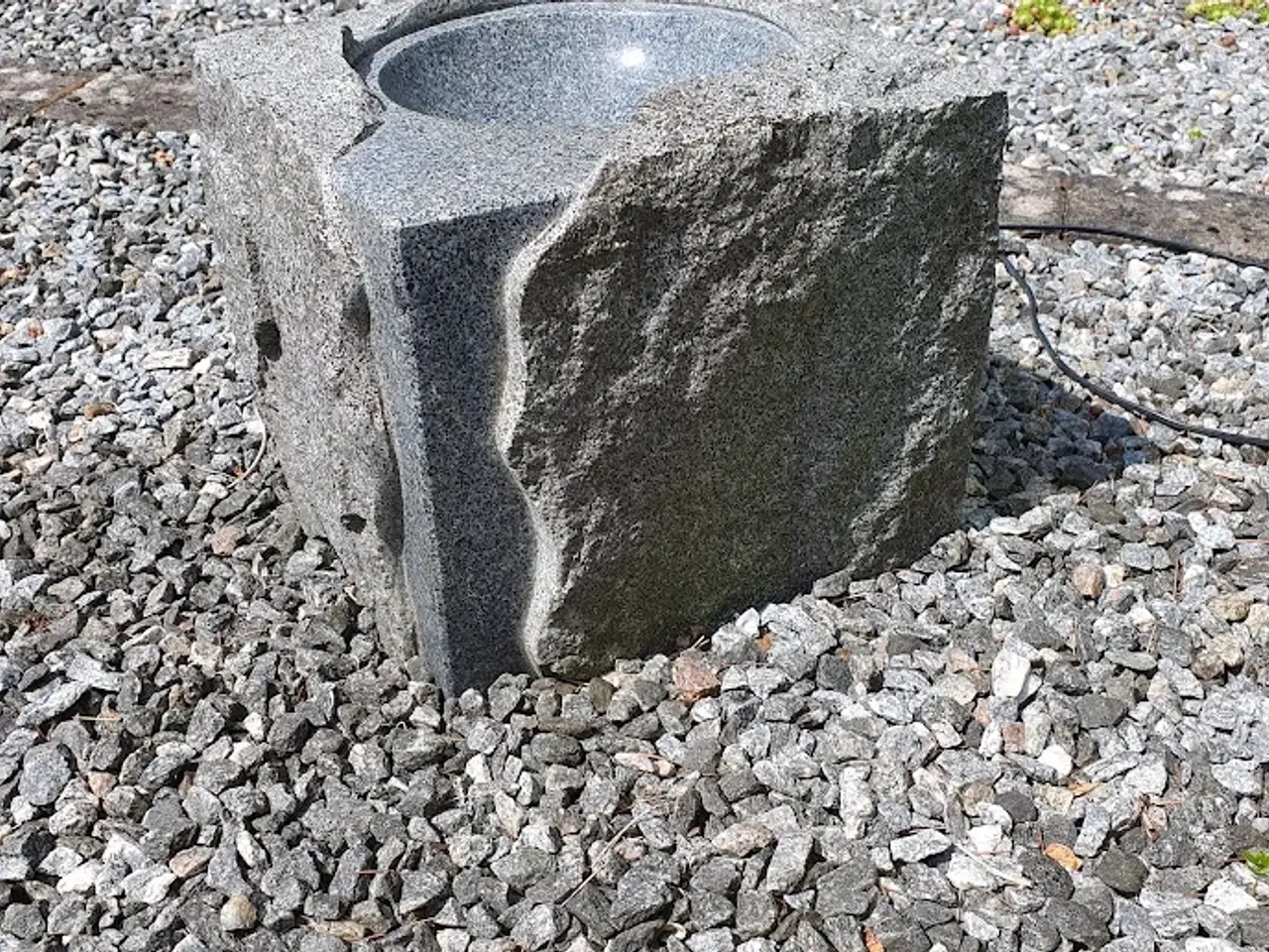 Billede 2 - Vandsten, grå granit