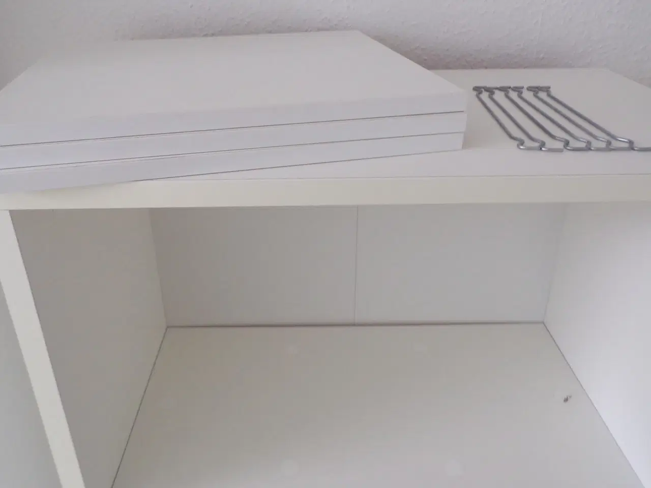 Billede 6 - Robust hvid reol med 2 hylder / 6 rum