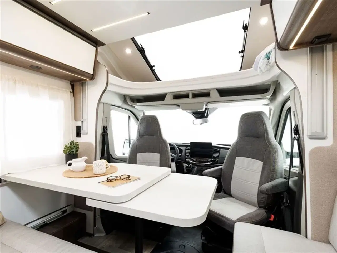 Billede 9 - 2026 - Benimar Tessoro T463   Automat gear - Dieselfyr - 12V kompressor køl - 200W solcelle