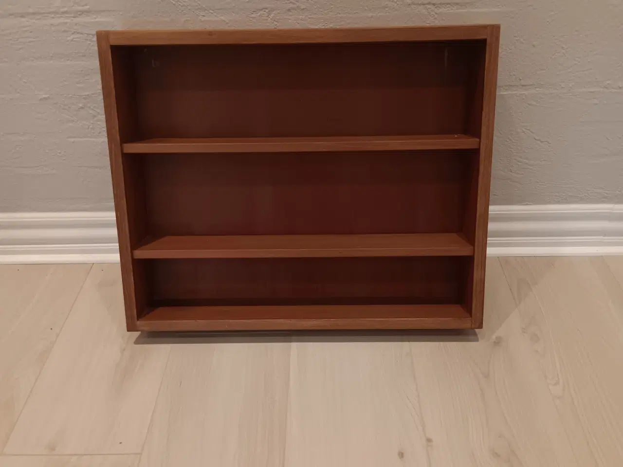 Billede 1 - Hylde-skab i teaktræ