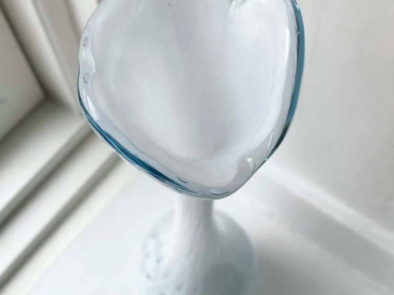 Billede 4 - Hvidt glas m bobler, klar bund