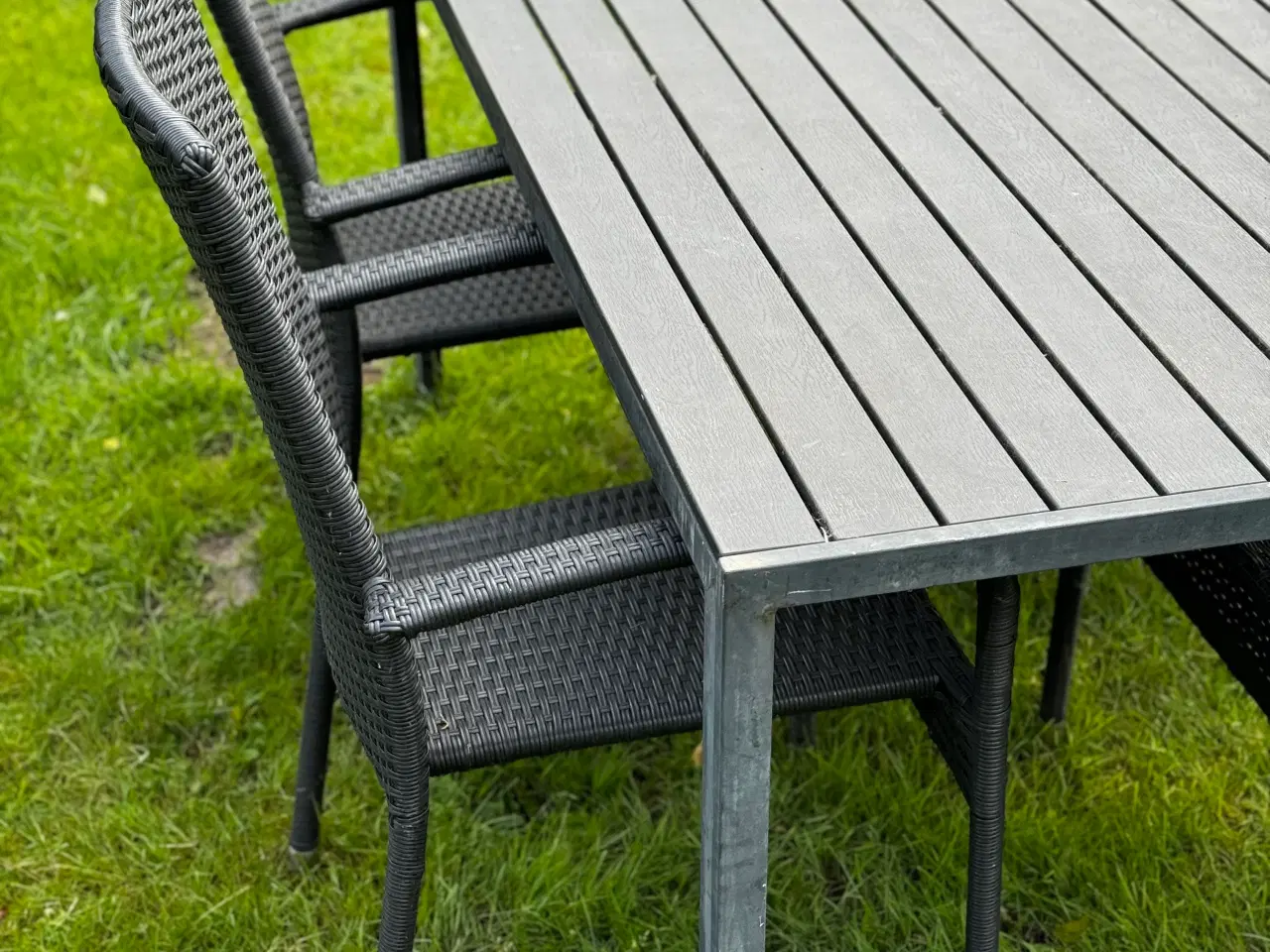 Billede 2 - Havemøbler - havebord og 4 spisestole