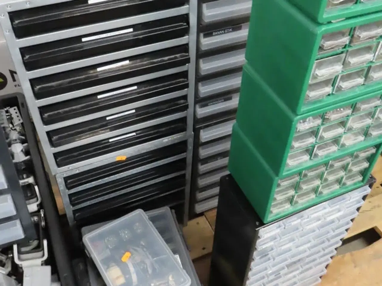 Billede 3 - Opbevaringskasser med div elektronikdele til bl.a. kabler